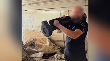 L'un des accusés tient l'armement volé