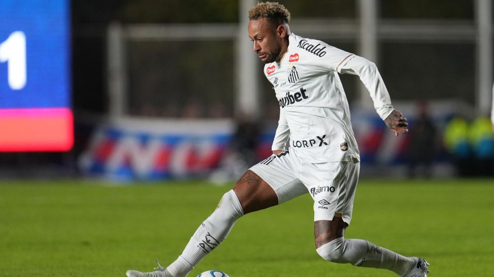 AP Photo/Rodrigo Abd Neymar of Brazil's Santos controls the ball during a Copa Sudamericana Group D soccer match against Argentina's San Lorenzo in Buenos Aires, Argentina, Tuesday, April 28, 2026.
