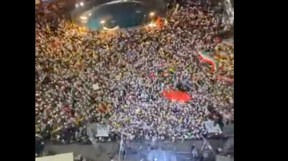 À Téhéran, la foule célèbre les tirs de missiles contre Israël
