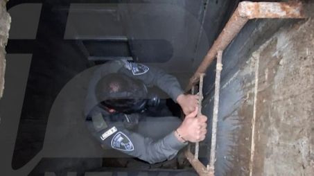 قناة صرف صحي تتحول إلى معبر خفي بين الضفة والقدس