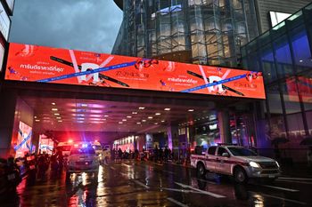 Des ambulances et des véhicules de police devant le centre commercial Siam Paragon à Bangkok, après une fusillade, le 3 octobre 2023