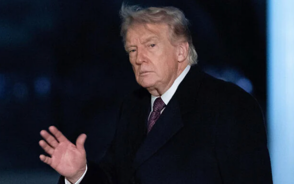 Le président américain Donald Trump fait un geste en direction des médias en traversant la pelouse sud à son arrivée à la Maison-Blanche, à Washington, le 15 mars 2026 