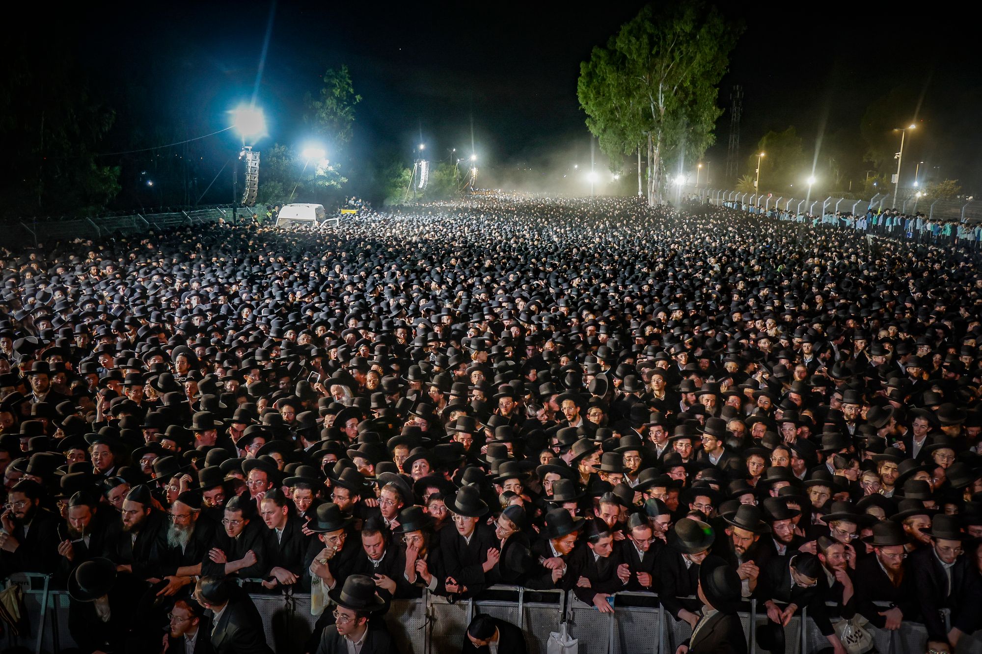 Ultra-orthodox Jews protest near Attorney General's house; thousands break through the prison fence