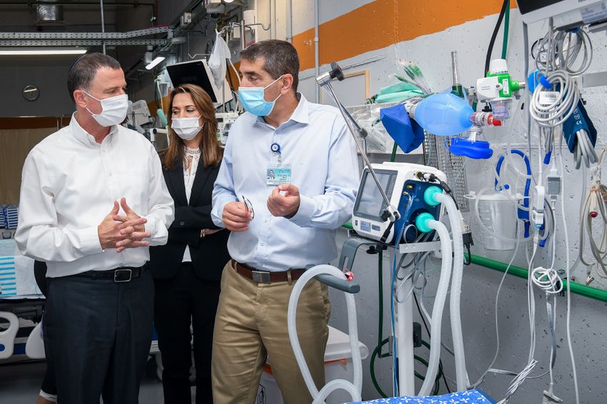 Le ministre de la Santé Yuli Edelstein vu lors d'une visite au centre médical Sheba à Ramat Gan le 23 juin 2020