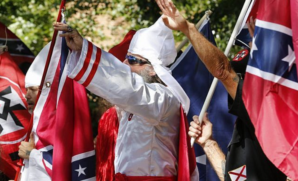 Des membres du Klan lors d'un rassemblement du KKK à Justice Park le samedi 8 juillet 2017 à Charlottesville, en Virginie.