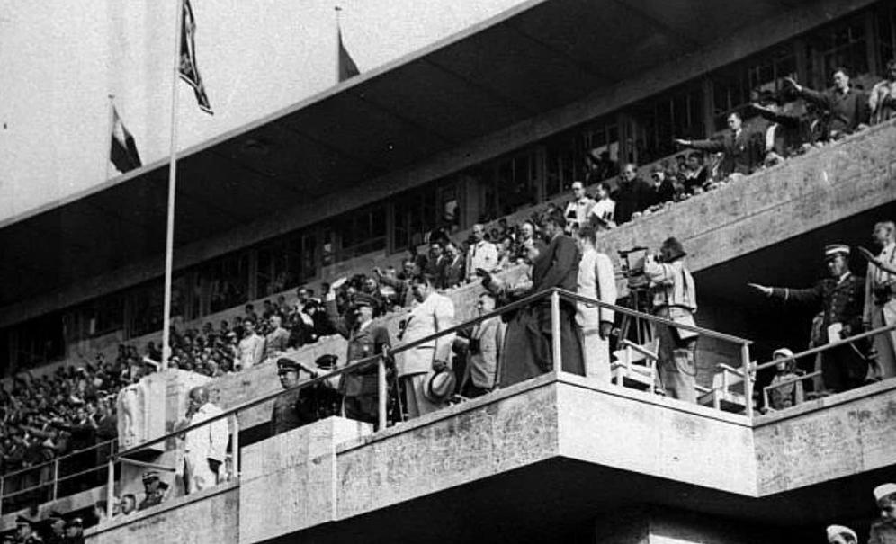 Sur cette photo prise le 2 août 1936, Adolf Hitler et Hermann Goering regardent les épreuves des Jeux olympiques à Berlin. 
