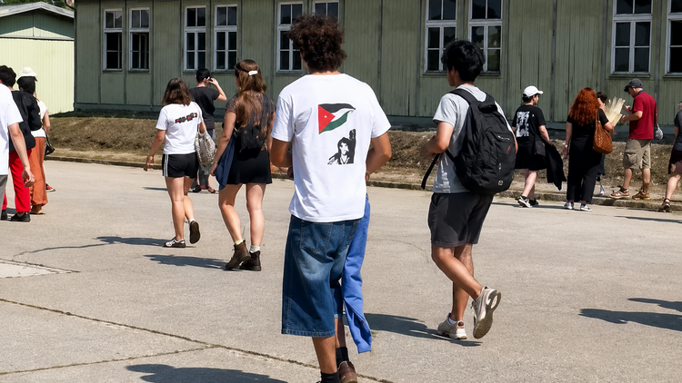 Des élèves visitent le camp de Mauthausen vêtus de t-shirts à l'effigie d'une terroriste palestinienne