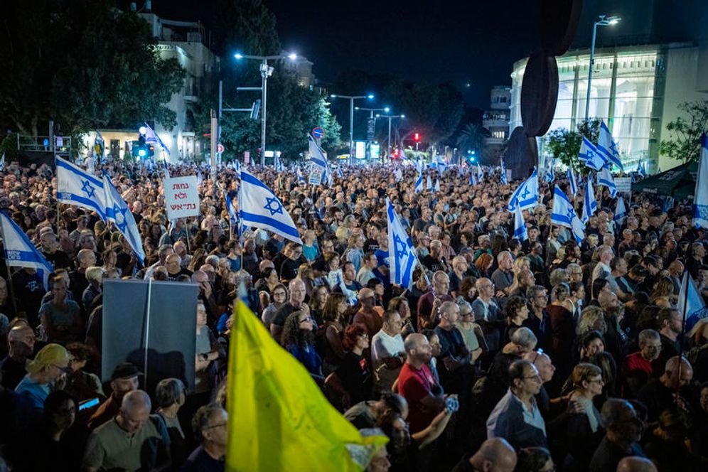 Erik Marmor/Flash90 Manifestation pour réclamer la création d'une commission d'enquête nationale sur le massacre du 7 octobre, sur la place Habima à Tel Aviv, le 22.11.2025