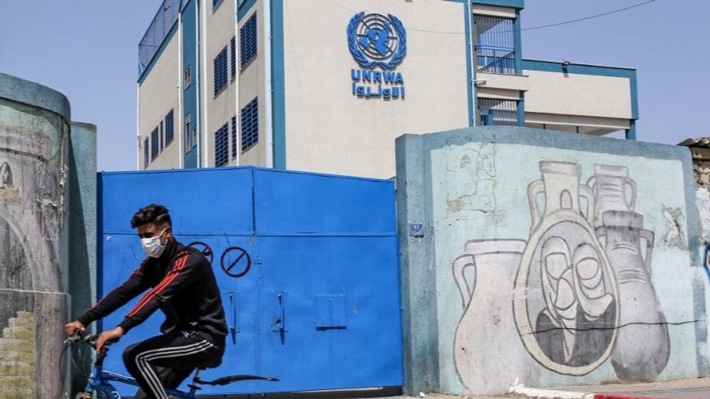 Un Palestinien passe à vélo devant d'une école gérée par l'Office de secours e de travaux des Nations Unies pour les réfugiés de Palestine (UNRWA) dans la ville de Rafah, dans le sud de la bande de Gaza,