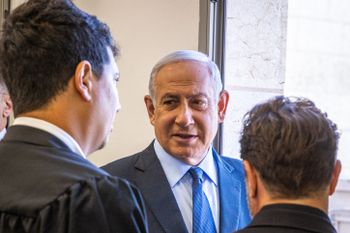 L'ancien Premier ministre Benyamin Netanyahou au tribunal de district de Jérusalem, le 10 mai 2022