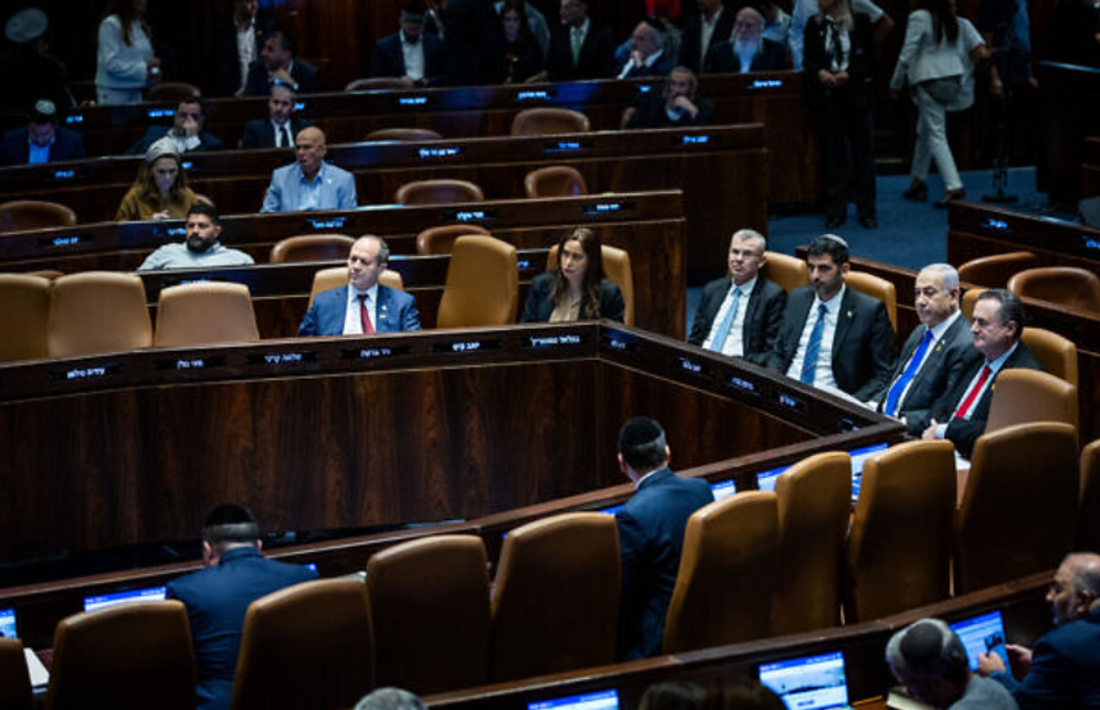 Yonatan Sindel/Flash90 Illustration - Le Premier ministre Benjamin Netanyahou et d'autres députés assistent à une session plénière de la Knesset