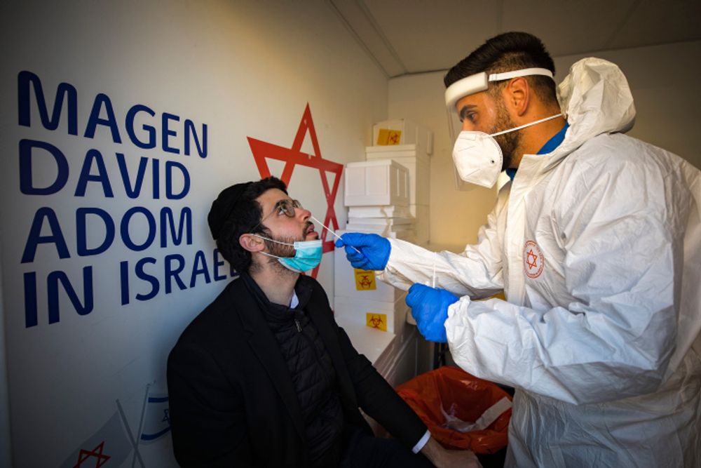 Test de dépistage du coronavirus dans un centre du Magen David Adom à Jérusalem, le 18 mars 2021