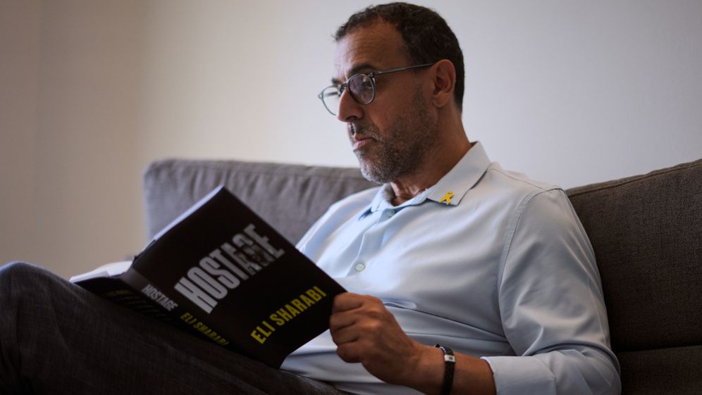 L'ancien otage, Eli Sharabi, pose avec son nouveau livre "Otage"