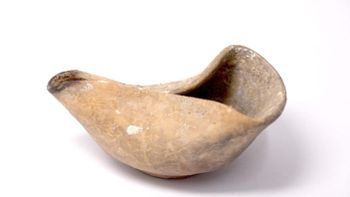 Des archéologues ont mis au jour sur le site de Nabi Samuel, près de Jérusalem, une lampe en terre cuite datant de la période hasmonéenne, accompagnée d’un instrument d’écriture du Second Temple.