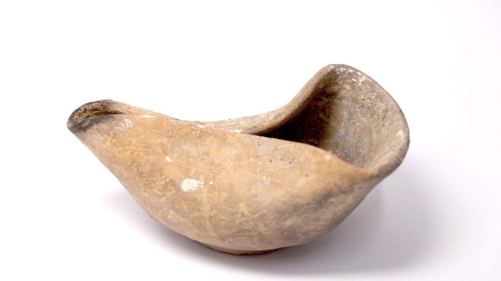 Des archéologues ont mis au jour sur le site de Nabi Samuel, près de Jérusalem, une lampe en terre cuite datant de la période hasmonéenne, accompagnée d’un instrument d’écriture du Second Temple.