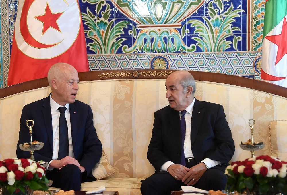 الرئيس الجزائري عبد المجيد تبون يستقبل نظيره التونسي قيس سعيد في العاصمة الجزائر يوم 2 فبراير 2020.