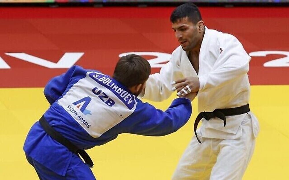 Le judoka de Mongolie d'origine iranienne Saeid Mollaei (blanc) affronte le judoka d'Ouzbékistan Sharofiddin Boltaboev lors de la finale du Grand Chelem de Tel Aviv 2021, le 19 février 2021.