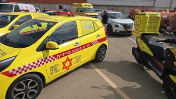 Ambulances près de la raffinerie où deux employées sont décédées après avoir inhalé des substances dangereuses, le 11.02.2026