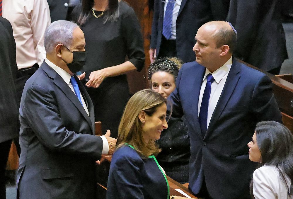 Le chef de l'opposition Benyamin Netanyahou et le Premier ministre Naftali Bennett, après une session extraordinaire à la Knesset à Jérusalem, le 13 juin 2021
