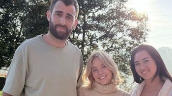 L'actrice Sydney Sweeney aux côtés de Noa Argamani et Avinatan Or 