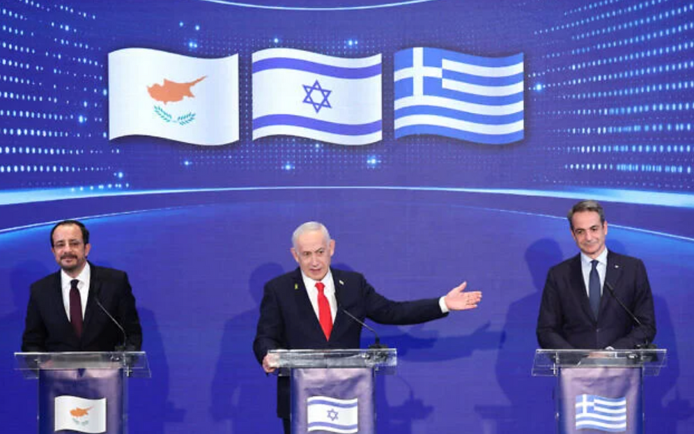 Le Premier ministre Benjamin Netanyahou (au centre), le président chypriote Nikos Christodoulides (à gauche) et le Premier ministre grec Kyriakos Mitsotakis (à droite) tiennent une conférence de presse conjointe après une réunion trilatérale à Jérusalem, le 22 décembre 2025. 