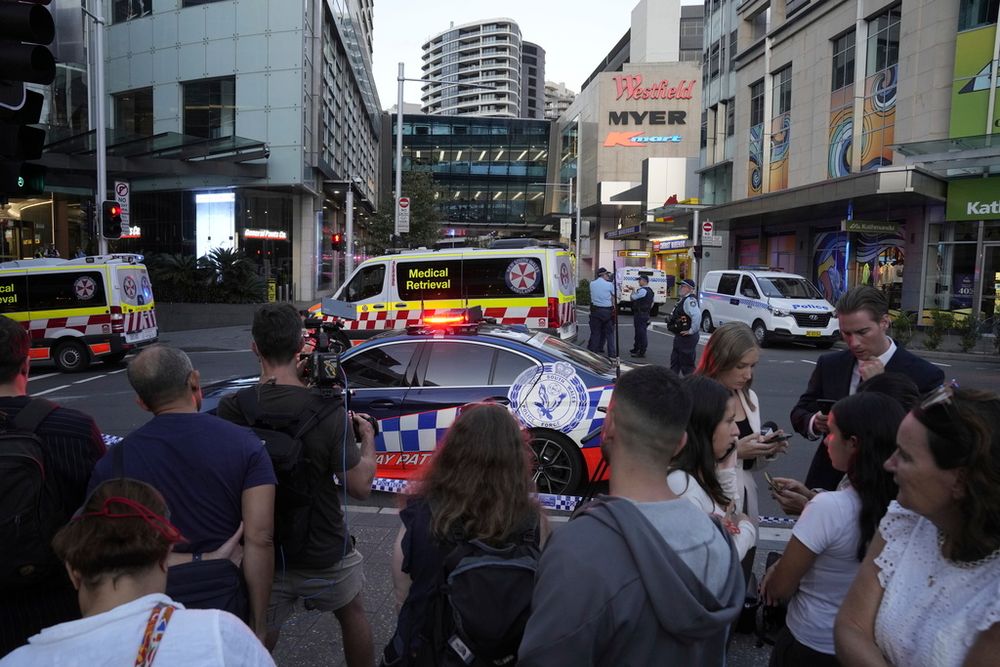 Une foule se rassemble devant le centre commercial Westfield à Sydney, le samedi 13 avril 2024. 