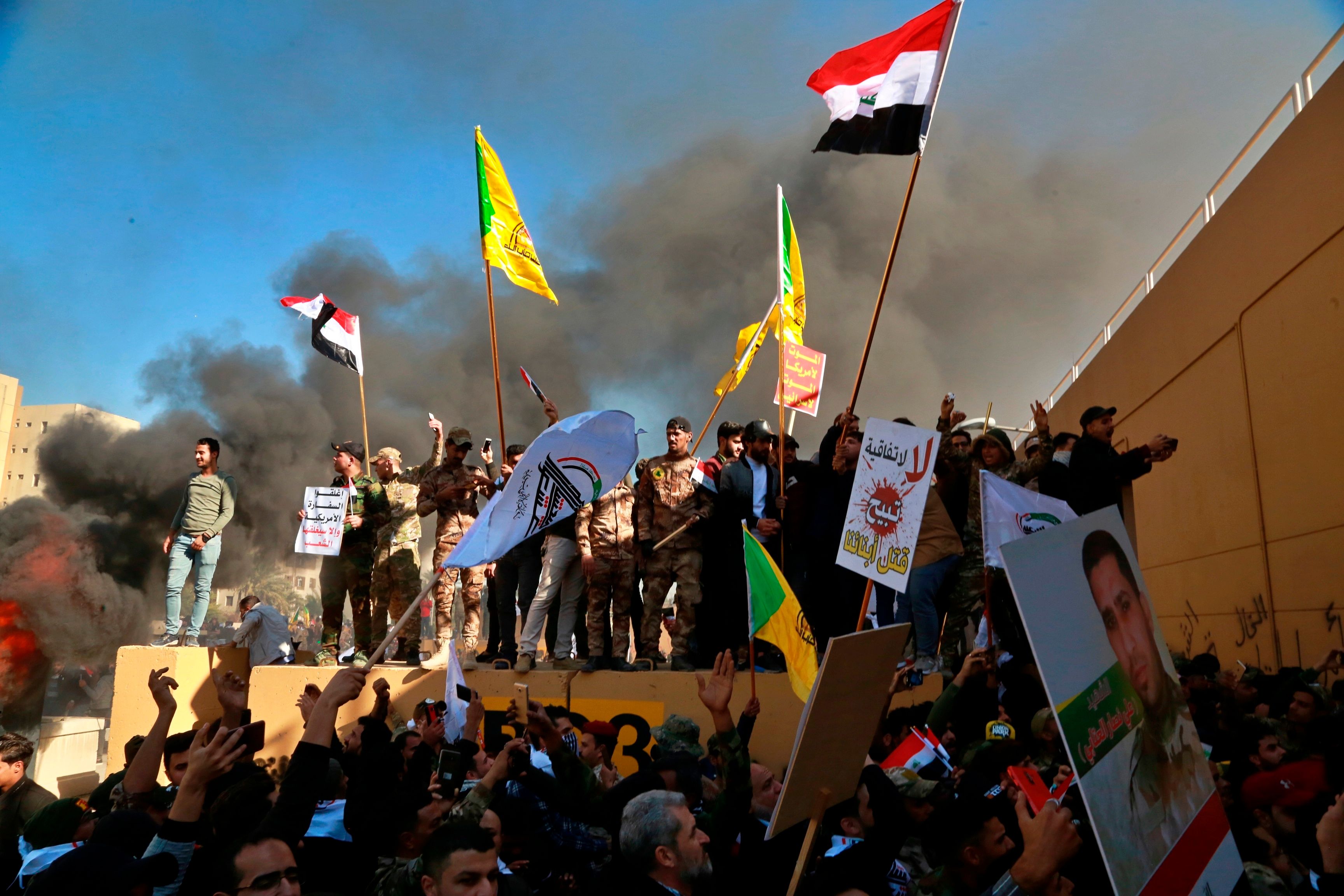 I24news لليوم الثاني على التوالي متظاهرون يحاولون اقتحام السفارة الأميركية في بغداد