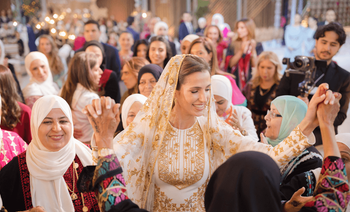Une photo diffusée par le service de presse de la reine Rania de Jordanie montre la fiancée Rajwa al-Saif en train de danser lors d'un dîner de à Amman, le 22 mai 2023.