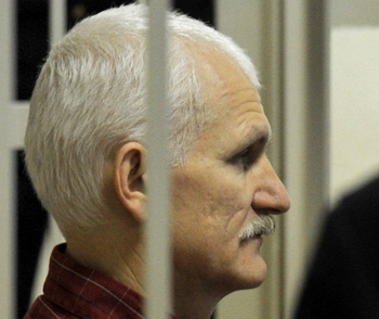 Ales Beliatsky, derrière les barreaux de la cage de l'accusé lors de son procès à Minsk le 2 novembre 2011