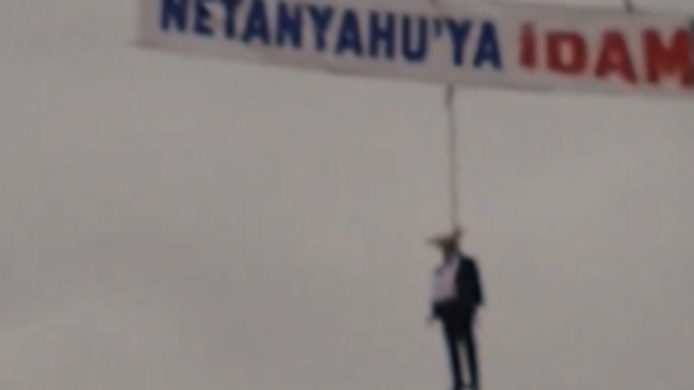 מפגן הסתה מזעזע בטורקיה: בובה בדמות נתניהו נתלתה עם שלט "הוצאה להורג"
