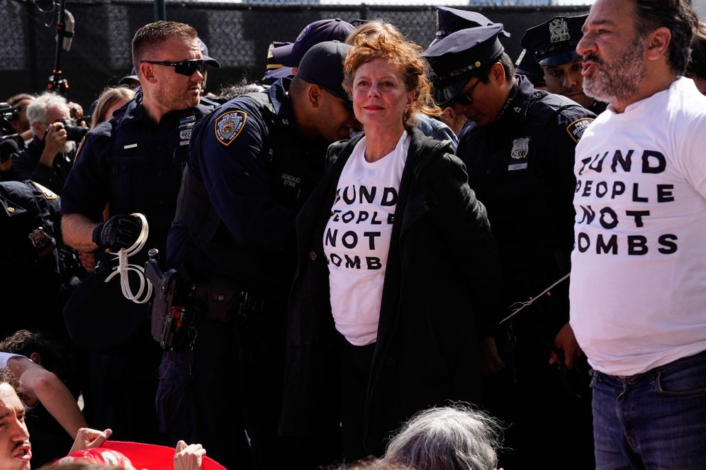 AP Photo/Madison Swart סוזן סרנדון ומפגינים אחרים במחאה מחוץ לבניין האו"ם, ארכיון