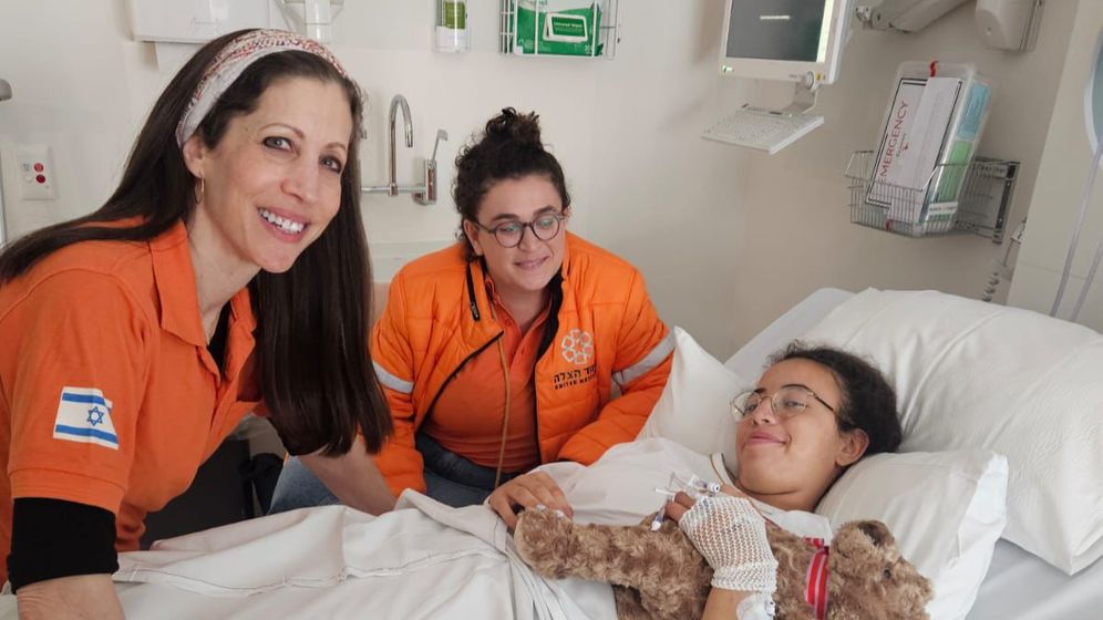 Haya, 14 ans, a protégé deux enfants après avoir été touchée par les tirs des terroristes, à Bondi Beach 