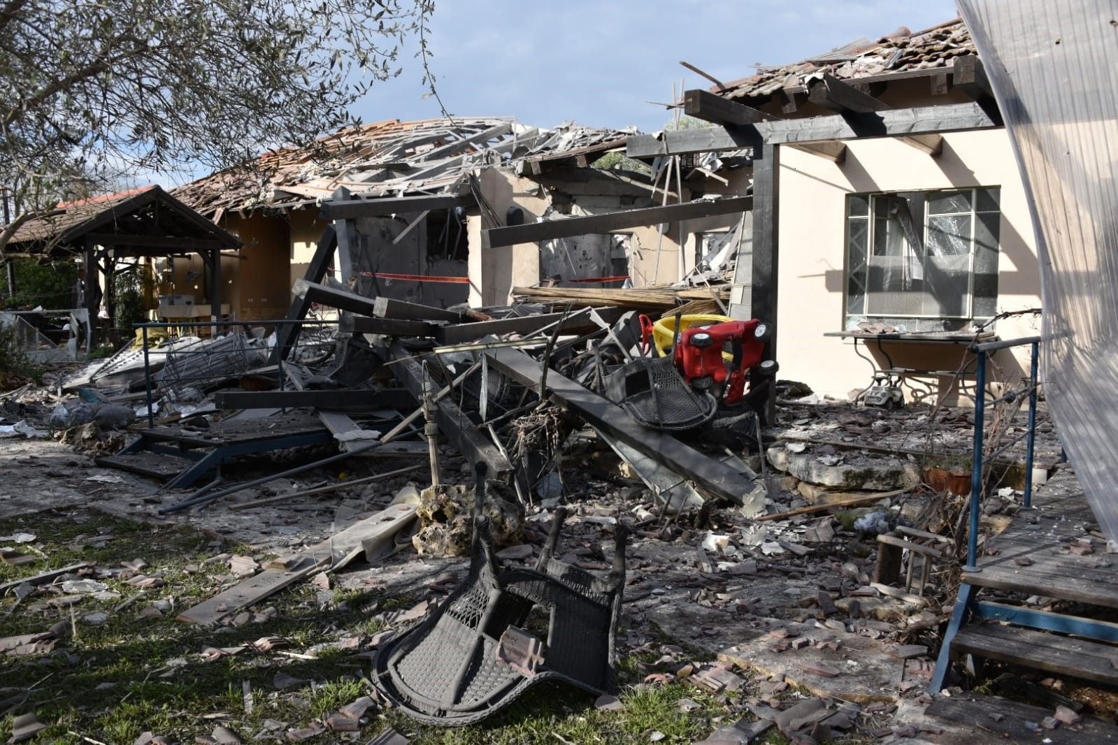 Les dégâts causés à une maison de Mishmeret, dans le nord de Tel Aviv, après l'envoi d'une roquette depuis Gaza, le 25 mars 2019