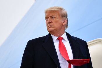 Photo d'archives prise le 12 janvier 2021, Donald Trump monte à bord d'Air Force One avant de quitter Harlingen, au Texas