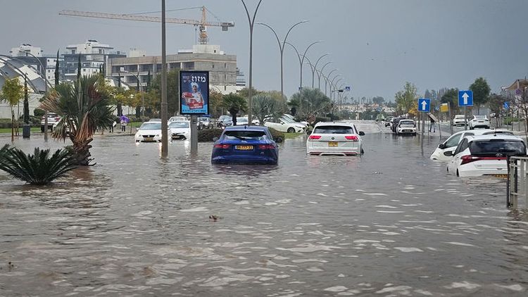 Inondations dans le centre-ville de Yavne, dues à la tempête Byron