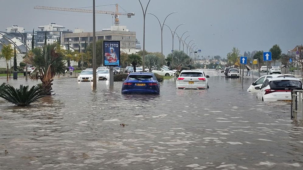 Inondations dans le centre-ville de Yavne, dues à la tempête Byron