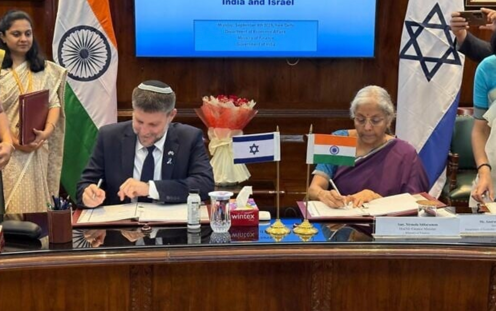 Le ministre des Finances Betsalel Smotrich (à gauche) signe un accord bilatéral d'investissement en présence de son homologue indienne Nirmala Sitharaman à New Delhi, le 8 septembre 2025. 