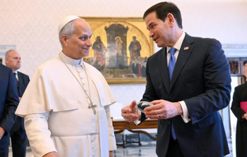 Sur cette photo fournie par les médias du Vatican, le pape Léon XIV échange des cadeaux avec le secrétaire d’État américain Marco Rubio, à droite, lors de leur rencontre dans la bibliothèque privée du souverain pontife au Vatican, le 7 mai 2026