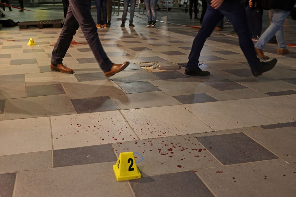 Les lieux d'une attaque au couteau à l'extérieur d'un centre commercial de la ville méridionale de Beersheva, le 22 mars 2022