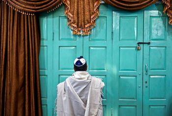 في هذه الصورة التي التقطت يوم الخميس 20 نوفمبر 2014، يظهر رجل يهودي إيراني يصلي في كنيس الملا آغا بابا، في مدينة يزد على بعد 420 ميلا (676 كيلومترا) جنوب العاصمة طهران