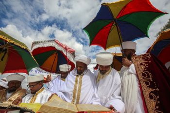 קייסים קוראים ב"אורית" בסיגד, ארכיון 