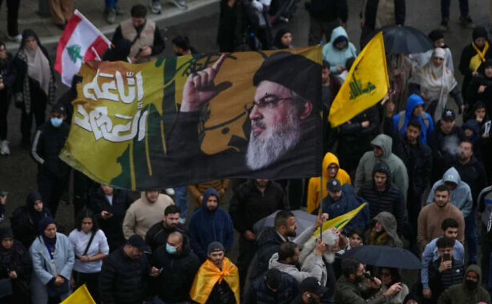 Un partisan du Hezbollah brandit un drapeau à l’effigie du défunt chef du mouvement, Hassan Nasrallah, lors d’une manifestation contre le Premier ministre libanais Nawaf Salam, devant le palais du gouvernement à Beyrouth, au Liban, vendredi 10 avril 2026.