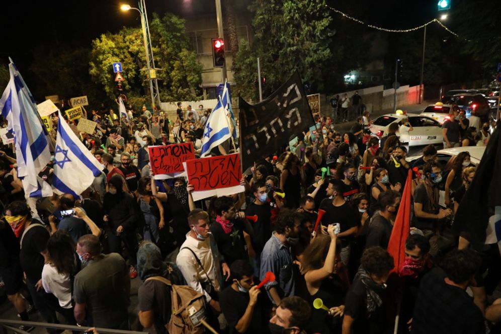 متظاهرون يتظاهرون أمام مقر إقامة رئيس الوزراء الإسرائيلي بنيامين نتنياهو في القدس ضد تعامله مع أزمة كورونا