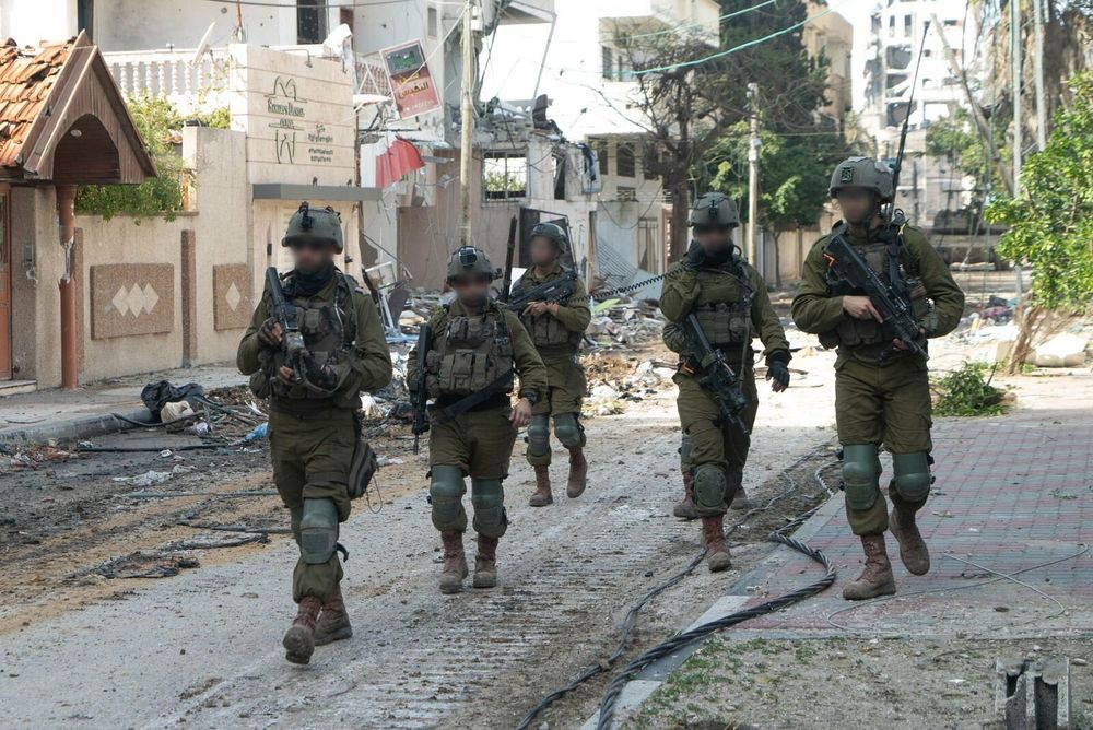 Des soldats israéliens opérent dans la bande de Gaza