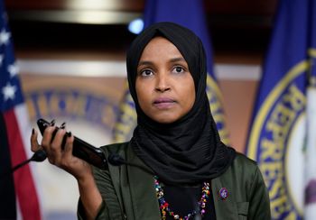 La représentante démocrate du Minnesota, Ilhan Omar, fait écouter l'enregistrement d'une menace de mort sur sa messagerie vocale, lors d'une conférence de presse au Capitole à Washington, le 30 novembre 2021