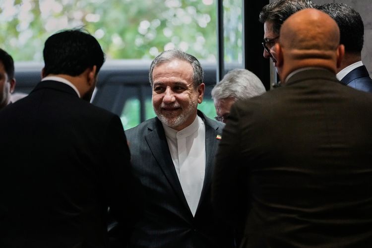 وزير الخارجية الإيراني عباس عراقجي، في الوسط، يصل إلى بغداد، العراق، للقاء نظيره العراقي فؤاد حسين، يوم الأحد 28 يونيو/حزيران 2026.