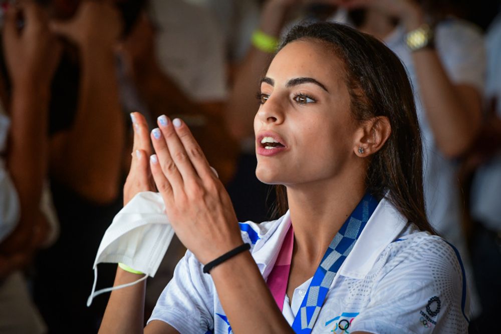 Israel's gold medal-winning rhythmic gymnast Linoy Ashram blows a kiss to the crowds who came to celebrate her triumphant return from the Tokyo Olympics, on August 11, 2021.