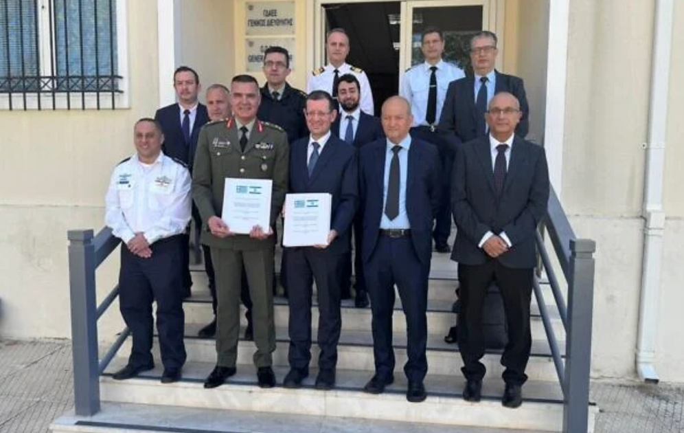 Des responsables israéliens et grecs de la Défense lors d’une cérémonie de signature à Athènes pour un accord prévoyant la fourniture par Israël de systèmes d’artillerie à roquettes de précision PULS à l’armée grecque, le 6 avril 2026.