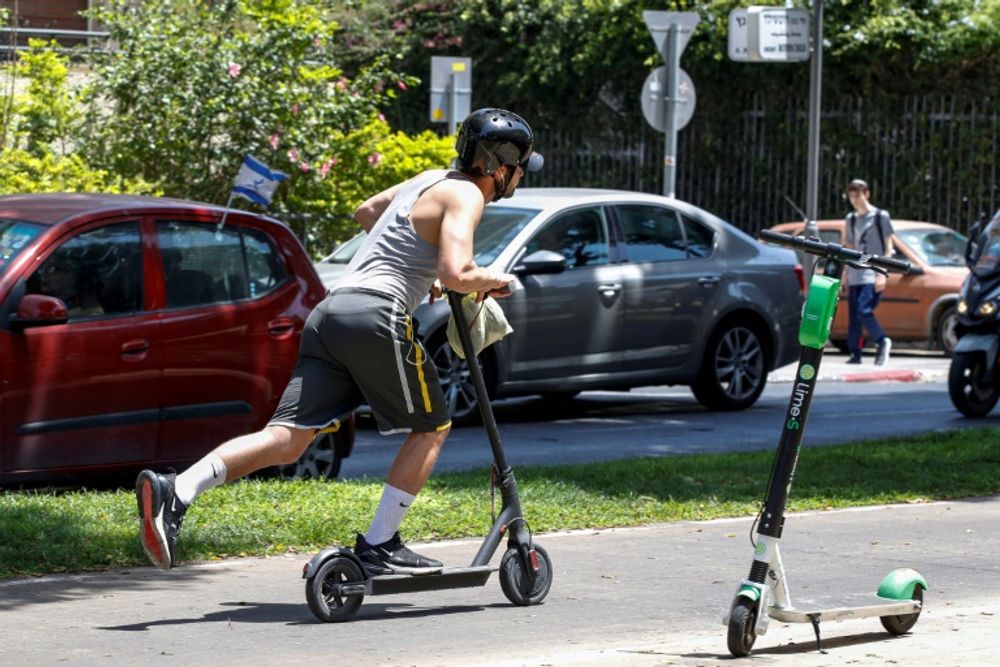 Un homme file sur une trottinette électrique