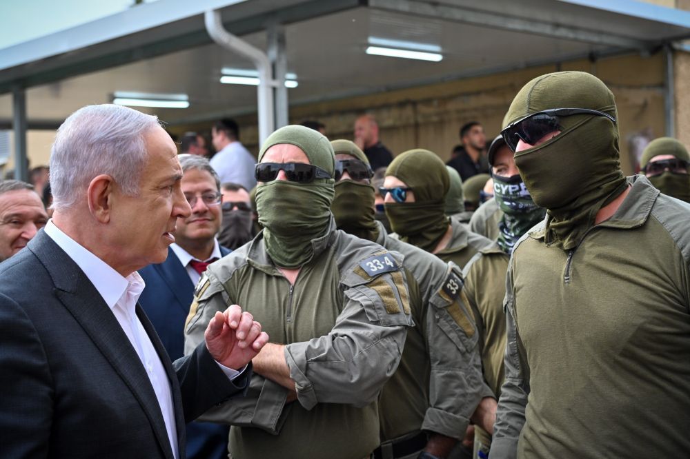 Le Premier ministre Benjamin Netanyahou rencontre les soldats qui ont libéré les otages Fernando Merman et Luis Herr à Rafah, dans la bande de Gaza